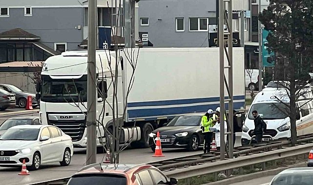 D-100'de tırın altında kalan motosiklet sürücüsü hayatını kaybetti
