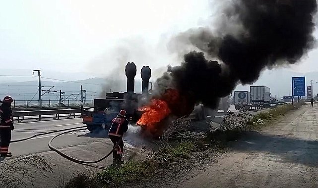 D-650'de iş makinesi taşıyan tır alevlere teslim oldu