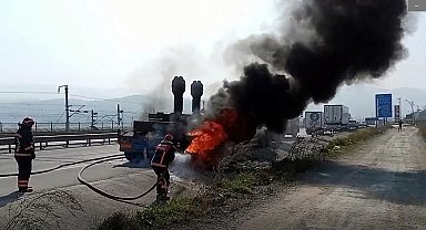 D-650'de iş makinesi taşıyan tır alevlere teslim oldu