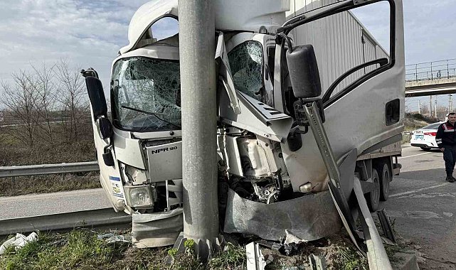 D-650'de korkutan kaza, kamyonet yön tabelasına ok gibi saplandı: 1'i ağır, 2 yaralı