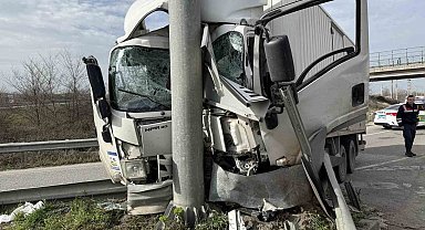 D-650'de korkutan kaza, kamyonet yön tabelasına ok gibi saplandı: 1'i ağır, 2 yaralı