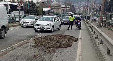 D100'de kamyondan dökülen çamur trafiği altüst etti: 6 bin 584 TL ceza kesildi