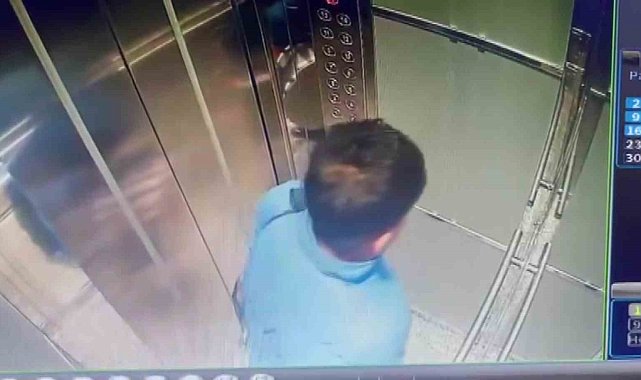 Davulcu girdiği binanın asansörüne tuvaletini yaptı