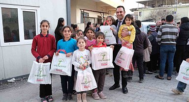 Defne Belediyesi çocuklara ayakkabı dağıttı