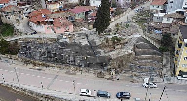 Demirci'de görüntü kirliliği oluşturan alana şelale yapılıyor