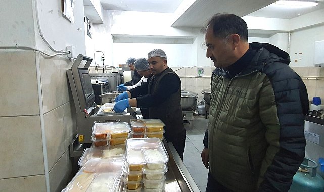 Demirci'de ihtiyaç sahibi vatandaşların evlerine iftar servisi