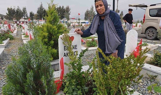 Deprem şehitliğinde buruk ziyaret