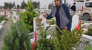 Deprem şehitliğinde buruk ziyaret