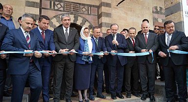 Depremde hasar alan Gaziantep'teki tarihi Alaybey Cami ibadete açıldı