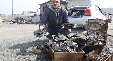 Depremde iş yeri yıkılan esnafın konteyner ekmek teknesi alevlere teslim oldu, onlarca cep telefonu kullanılmaz hale geldi