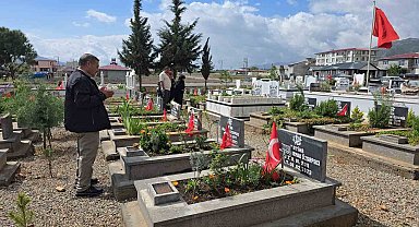 Depremde yakınlarını kaybedenlerin buruk bayramı