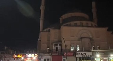 Depremin ardından Yüksekova'da anons yapılarak vatandaşlar camiye davet edildi