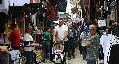 Depremin yıktığı Uzun Çarşı'da bayram kalabalığı esnafa ve vatandaşa moral oldu