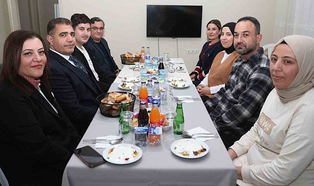 Depremzede aile ile birlikte iftar yaptılar