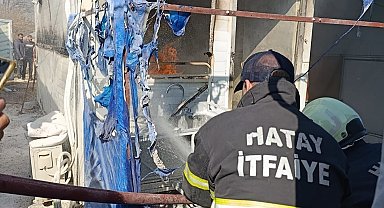 Depremzede ailenin yaşadığı konteynerde yangın