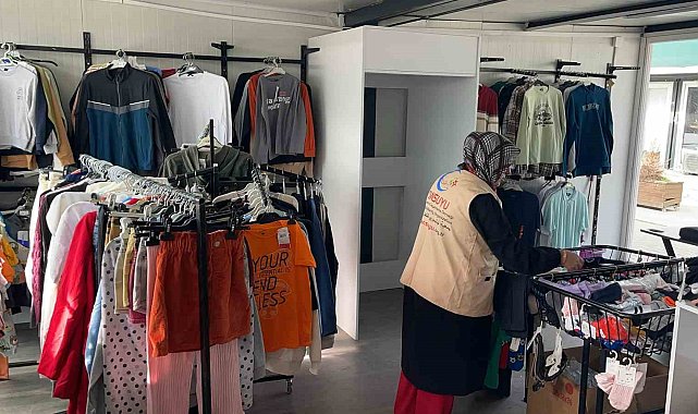 Depremzede vatandaşlara ücretsiz bayram alışverişi yaptıran mağaza