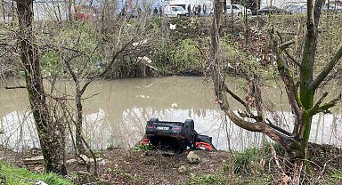 Dereye uçan otomobilin sürücüsü hayatını kaybetti