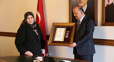 Devlet övünç madalyası tevcih edilen şehit annesi gözyaşlarına hakim olamadı