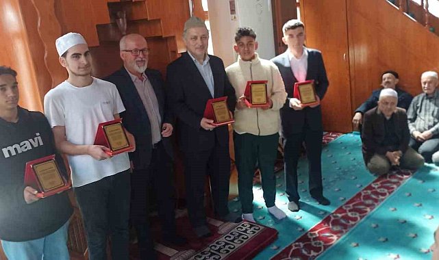 Devrek'te İlçe müftüsü ve hafız öğrencilere teşekkür plaketi takdim edildi