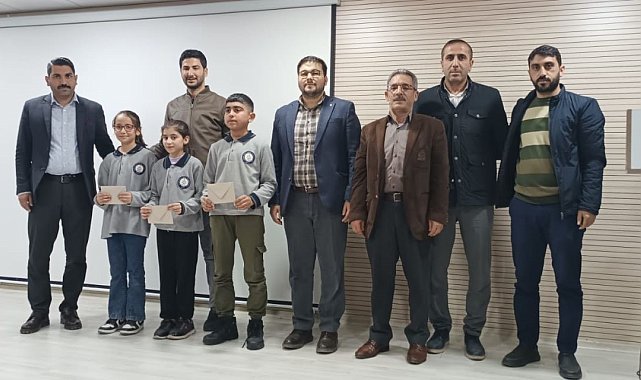 Dicle'de İstiklal Marşı ve Mehmet Akif Ersoy konulu şiir yarışmasında derece giren öğrencilere ödül