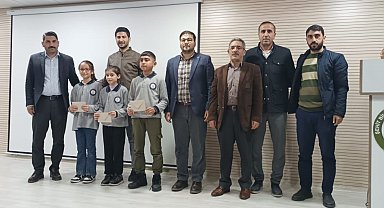 Dicle'de İstiklal Marşı ve Mehmet Akif Ersoy konulu şiir yarışmasında derece giren öğrencilere ödül