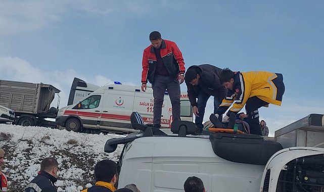 Direksiyon hakimiyetini kaybeden kamyon devrildi