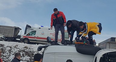 Direksiyon hakimiyetini kaybeden kamyon devrildi