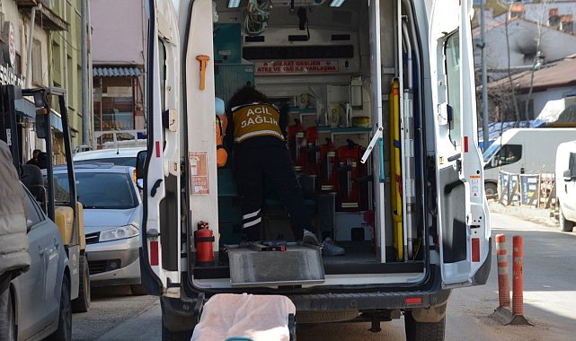 Direksiyon hakimiyetini kaybetti, park halindeki araca çarptı