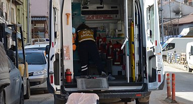 Direksiyon hakimiyetini kaybetti, park halindeki araca çarptı