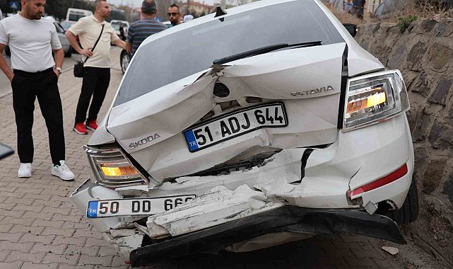 Direksiyonda rahatsızlanan sürücü kazaya neden oldu: 4 yaralı