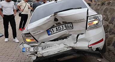 Direksiyonda rahatsızlanan sürücü kazaya neden oldu: 4 yaralı