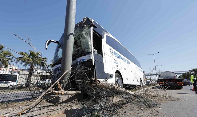 Direksiyonu kilitlenen yolcu otobüsü direğe çaptı: 1 yaralı