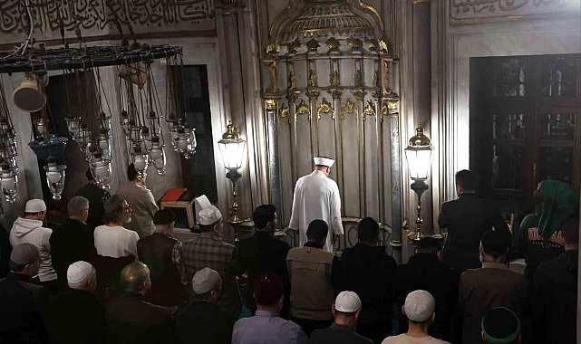 Diyanet İşleri Başkanı Erbaş, Eyüp Sultan Camii'nde teravih namazı kıldırdı