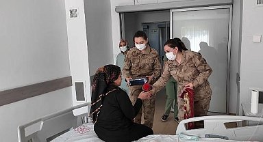 Diyarbakır'da jandarma personeli kadınlarla bir araya gelerek 8 Mart'ı kutladı