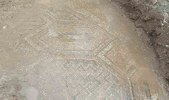 Diyarbakır'da mezar yeri kazılırken mozaik tabakası olduğu değerlendirilen tabaka ortaya çıktı