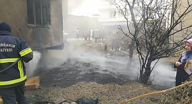 Diyarbakır'da plastik kasaların olduğu depoda yangın