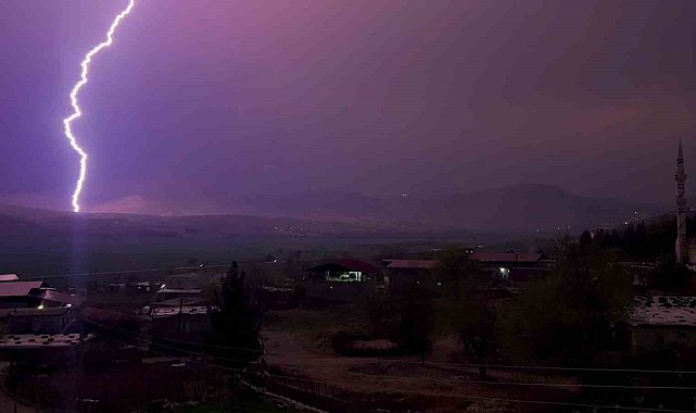 Diyarbakır'da şimşekler görsel şölen oluşturdu