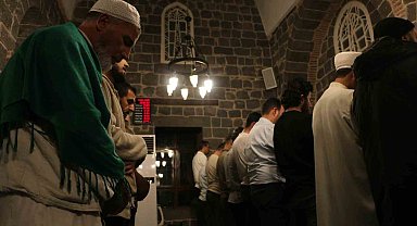 Diyarbakır'daki bu camide teravihte bir cüz okunuyor