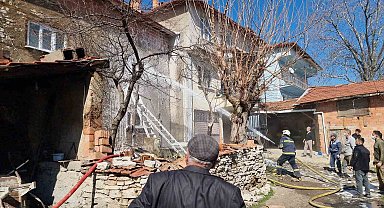 Domaniç'te ev yangını, iki katlı ev kullanılamaz hale geldi