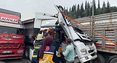 Dört aracın karıştı zincirleme kazada kağıt gibi ezilen kabinden sağ çıktı