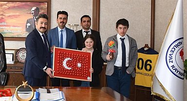 Down sendromlu öğrencilerden Kaymakam Özçelik'e ziyaret