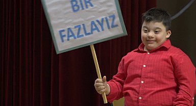 Down sendromlu öğrencilerden Trakya ve Karadeniz yörelerine ait dans gösterisi