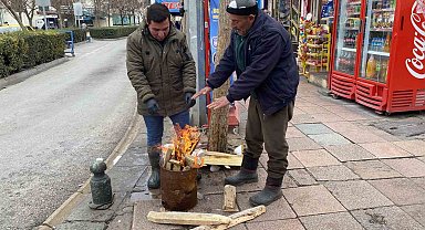 Dün kısa kollu ile gezen vatandaşlar bugün ateş başında ısınmaya çalıştı