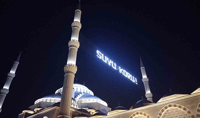 Dünya Su Günü'nde Büyük Çamlıca Camii'nin mahyalarına "Su" konulu mesajlar yazıldı