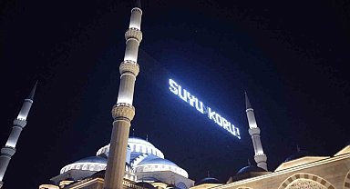 Dünya Su Günü'nde Büyük Çamlıca Camii'nin mahyalarına "Su" konulu mesajlar yazıldı