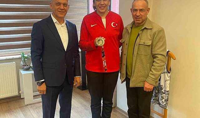 Dünya üçüncüsü boksörden iş insanı Özçelik'e teşekkür ziyareti