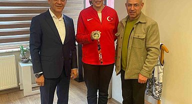 Dünya üçüncüsü boksörden iş insanı Özçelik'e teşekkür ziyareti
