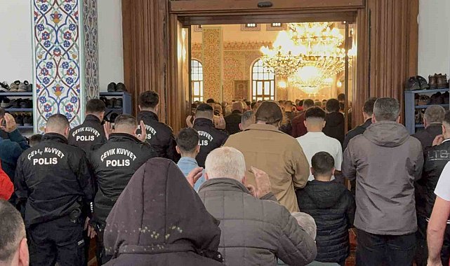 Düzce'de bayram namazında camiler doldu taştı