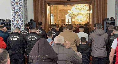 Düzce'de bayram namazında camiler doldu taştı