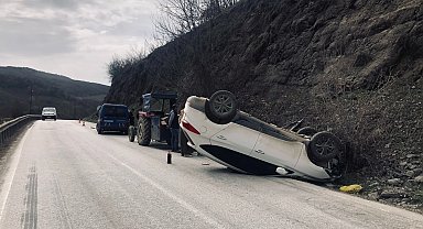 Düzce'de otomobil şarampole devrildi